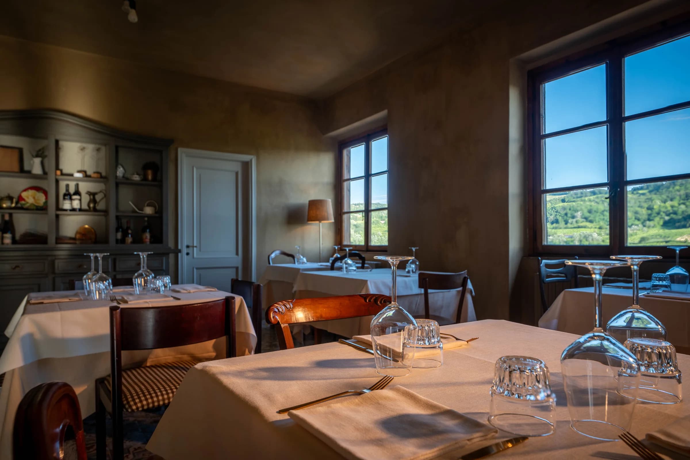 La sala dell’osteria affacciata sulle colline