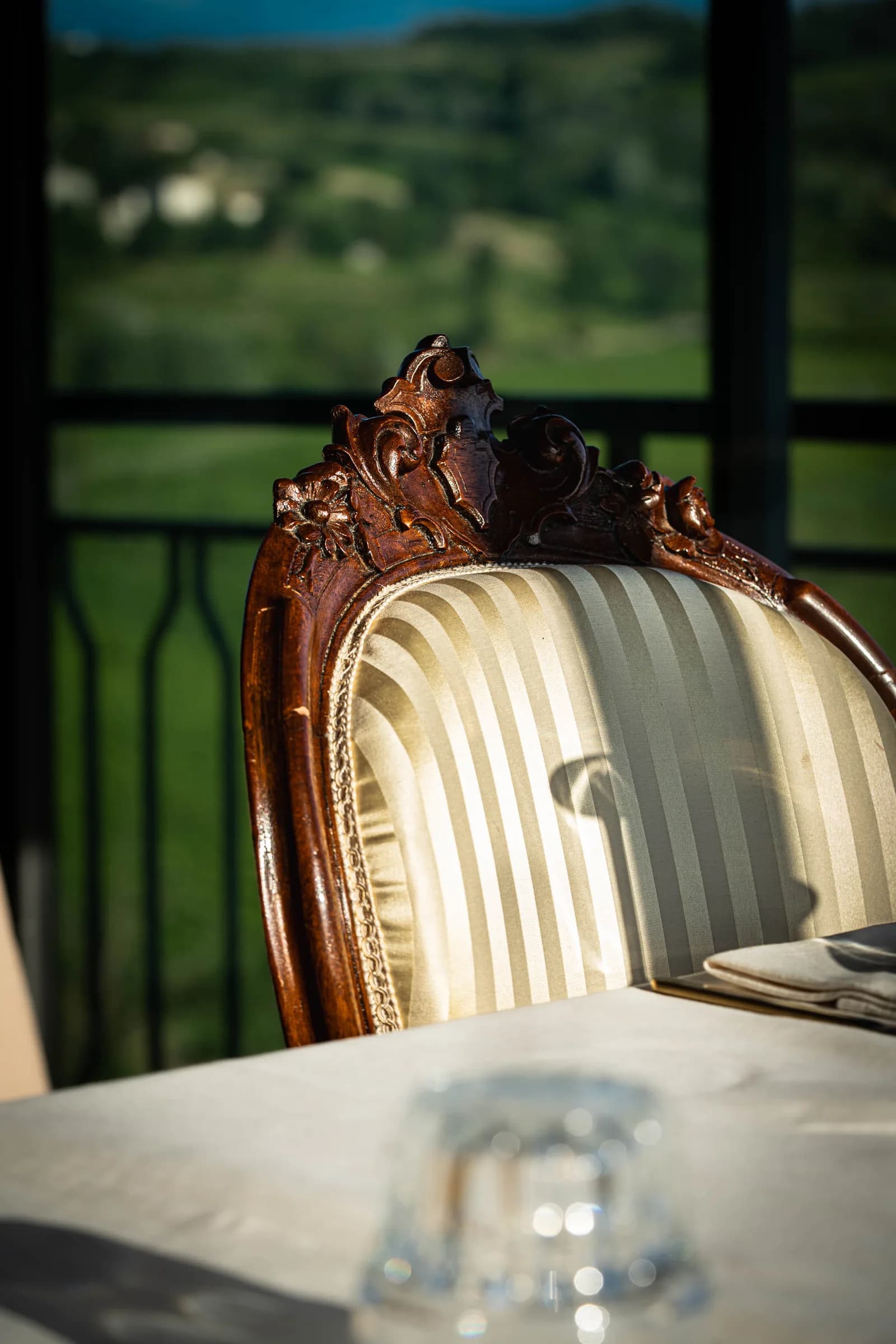 Dettaglio di una sedia d’epoca dell’osteria