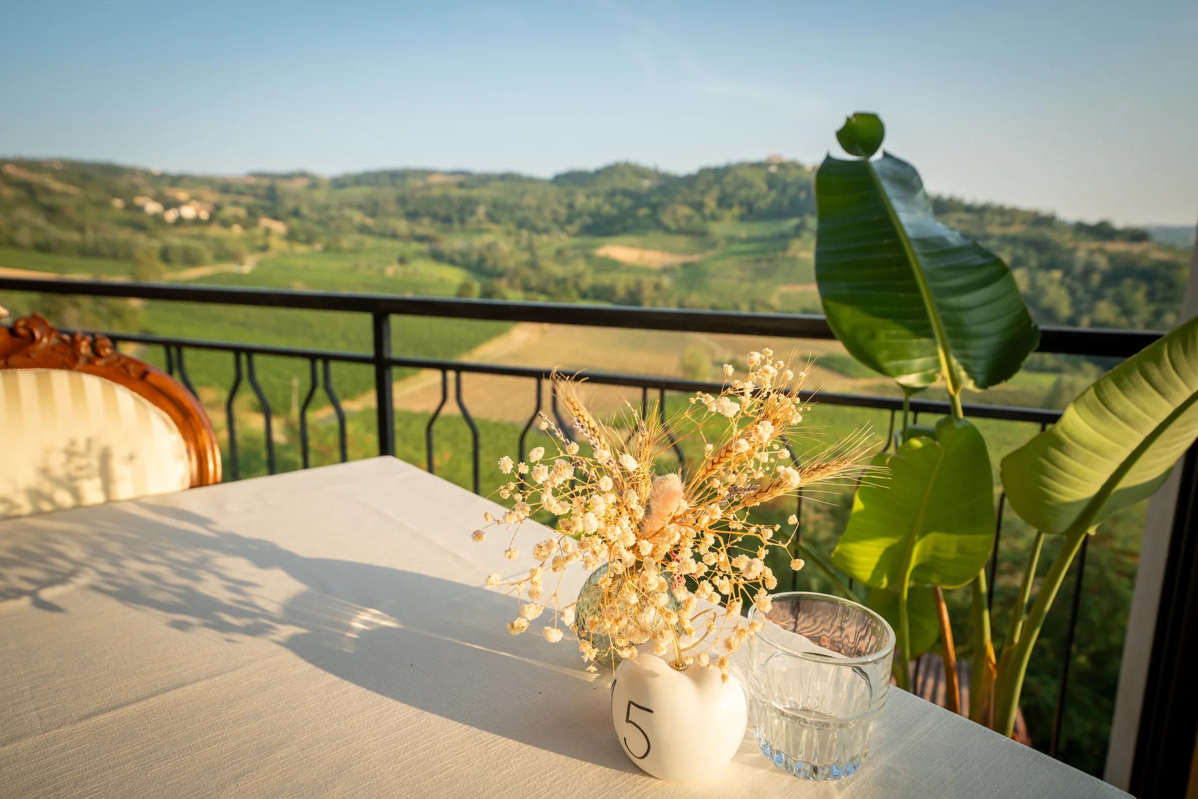 Tavolo sulla terrazza panoramica dell’osteria